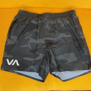 RVCA VA Tech 16” Short (CAMO) size Small